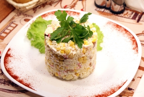 Салат Сухарики и крабовые палочки