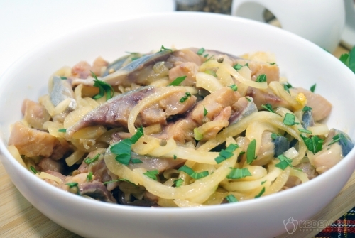 Селедка Хе с луком, уксусом и соевым соусом
