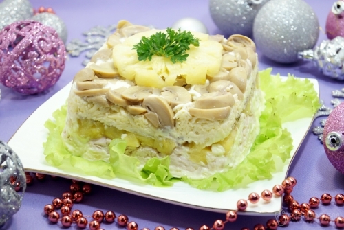 Слоеный салат с ананасами и грибами Этюд