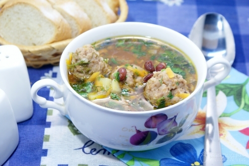Суп с фрикадельками и фасолью в мультиварке