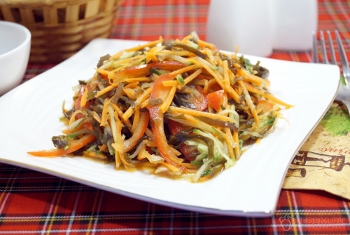 Салат из морской капусты с овощами