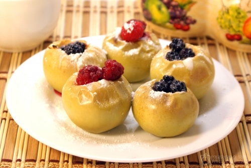 Яблоки, запеченные с медом и ягодами