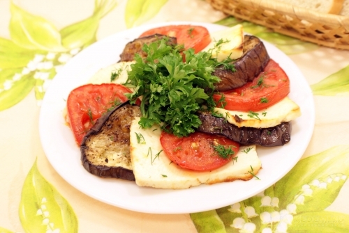 Запеченные баклажаны с помидорами и брынзой