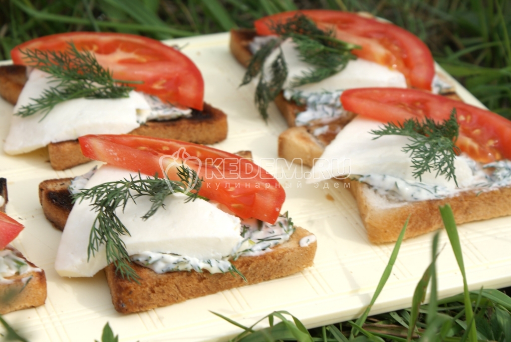 Фото рецепта: Бутерброды для пикника с сыром и помидорами