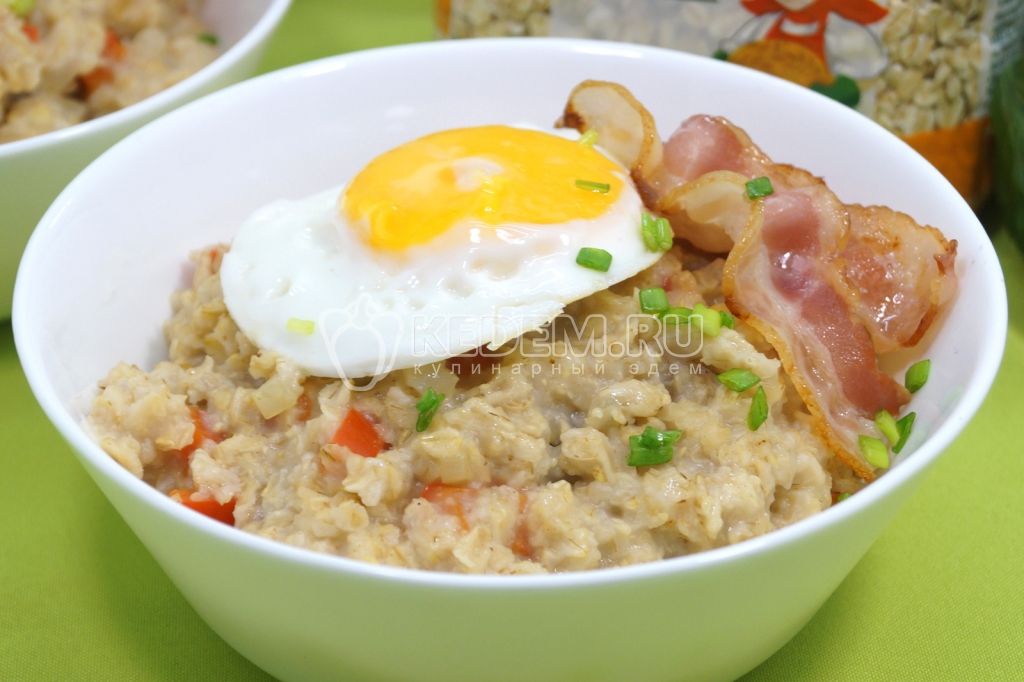 Жареная овсянка с беконом и яйцом
