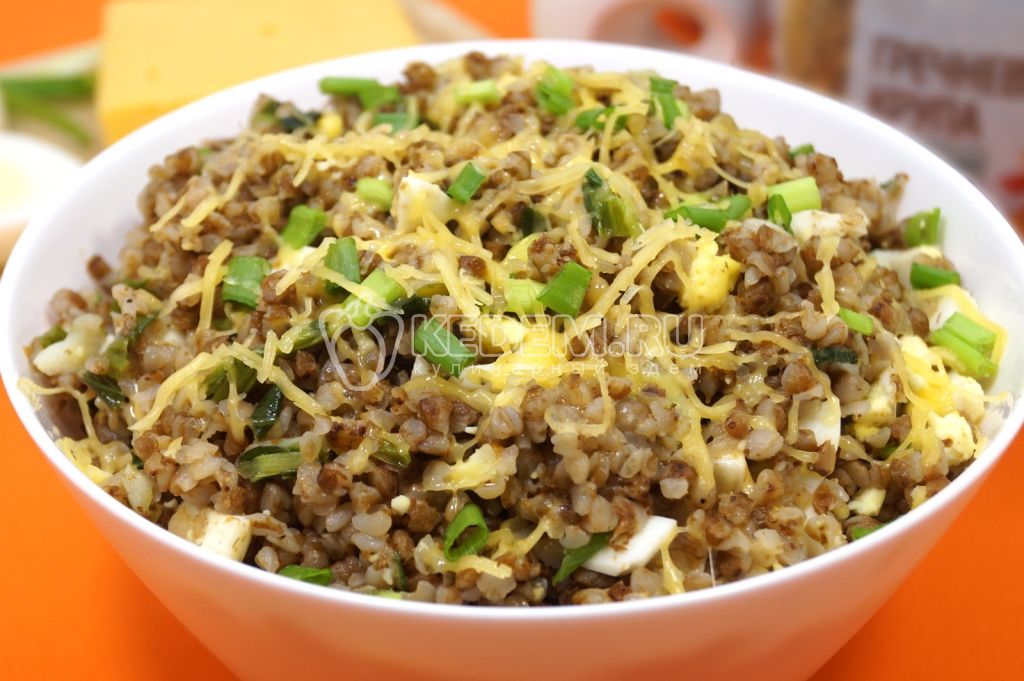Гречневая каша с сыром и зеленью