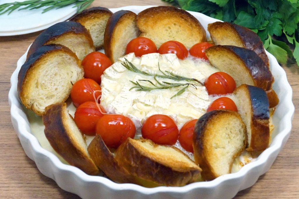 Камамбер запеченный в духовке с багетом