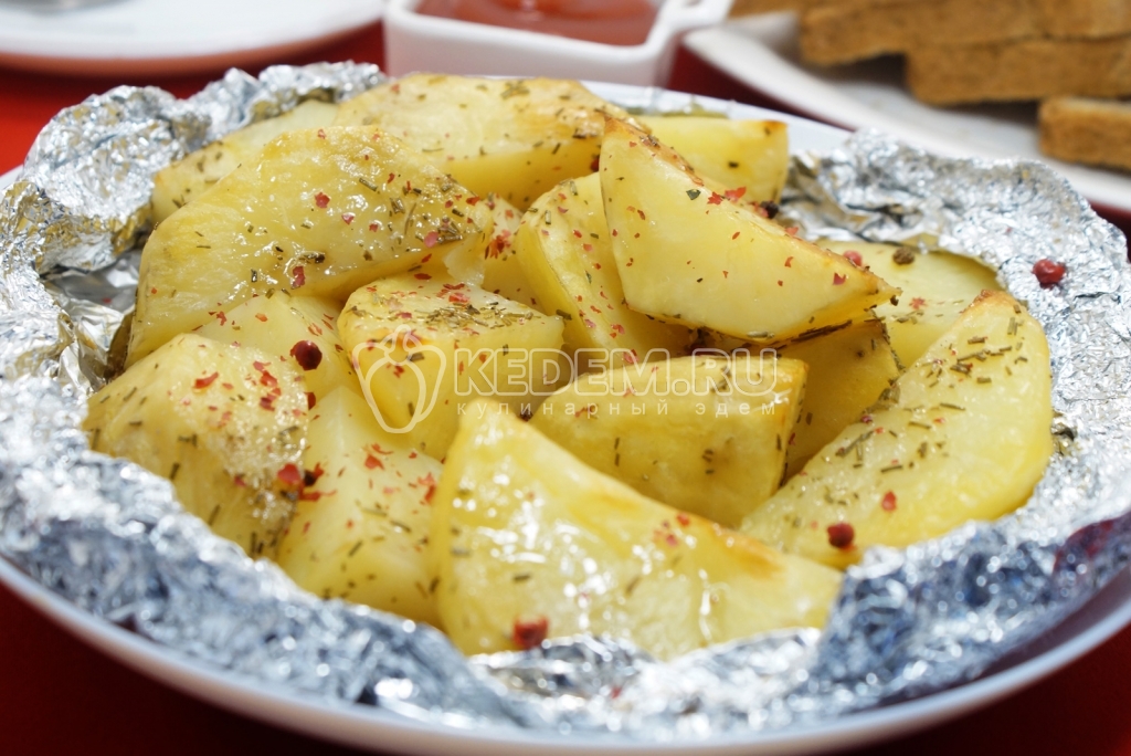 Картофель в фольге в духовке