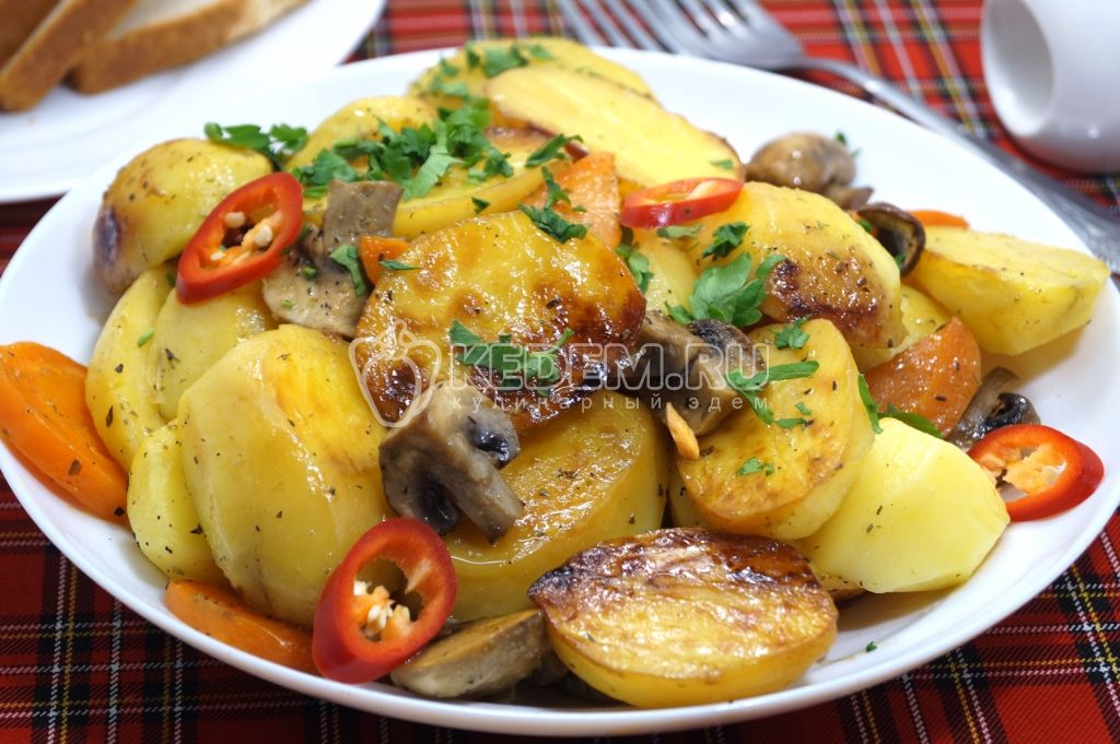 Картофель запеченный в рукаве в духовке с грибами