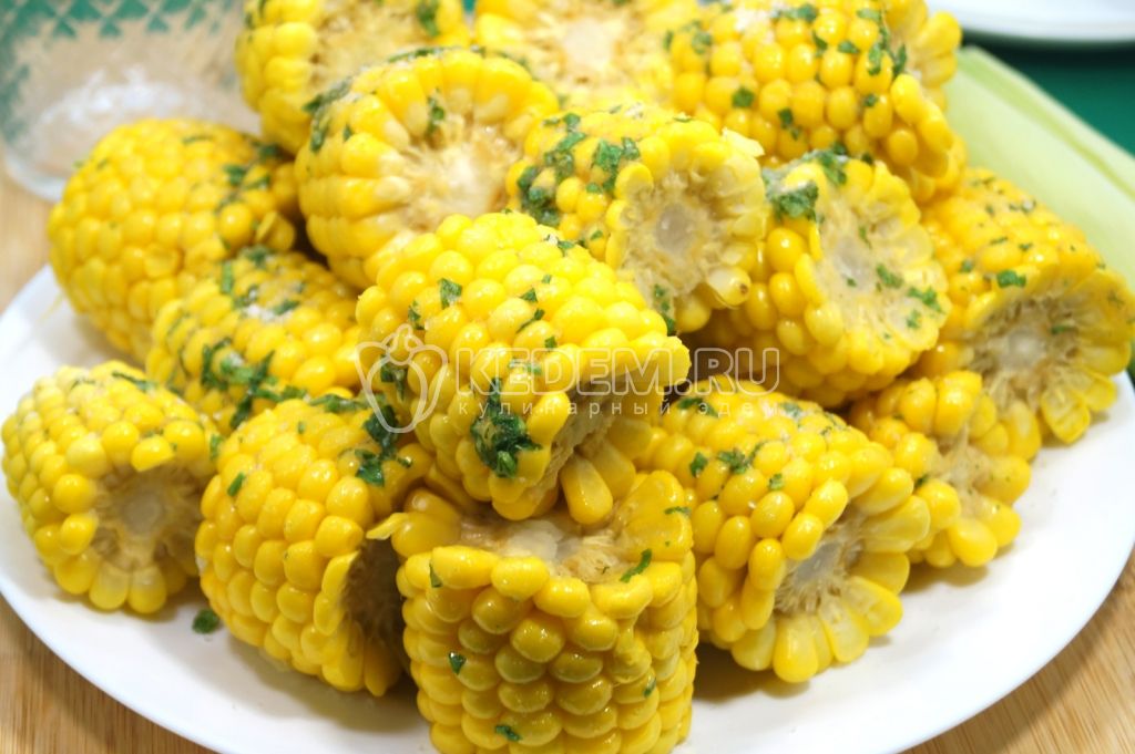Кукуруза с чесноком, сливочным маслом и зеленью