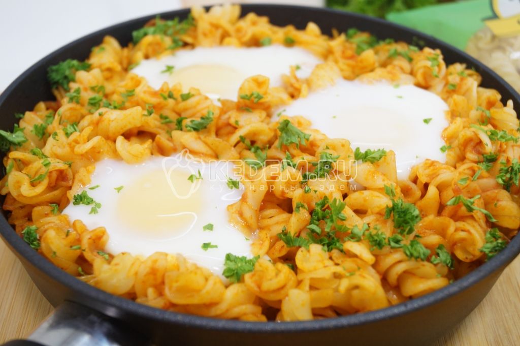 Макароны с луком и яйцом в томатном соусе