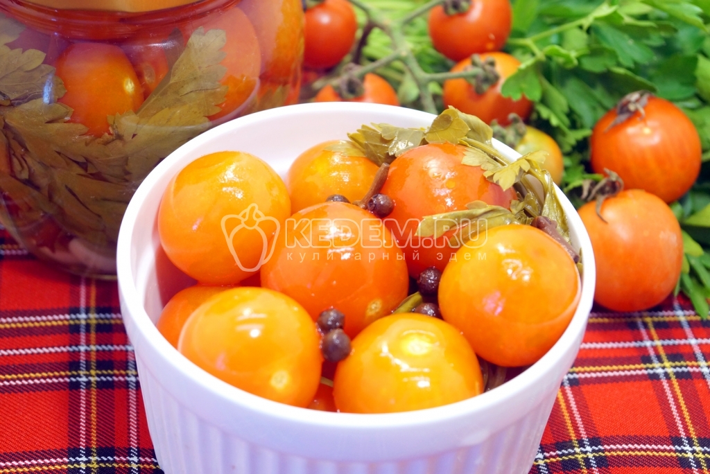 Маринованные помидоры черри с петрушкой