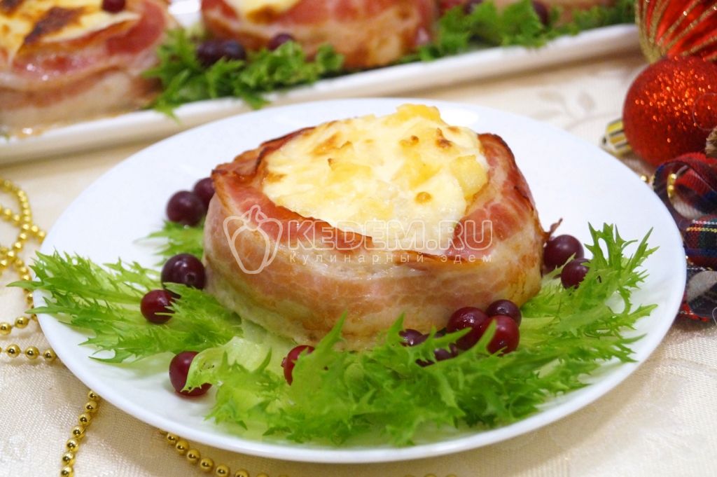 Мясные гнезда с ананасом и сыром в беконе
