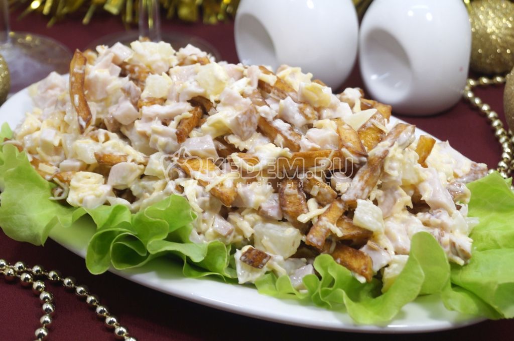 Новогодний салат с ананасами, куриным филе и картофелем фри Ночь чудес