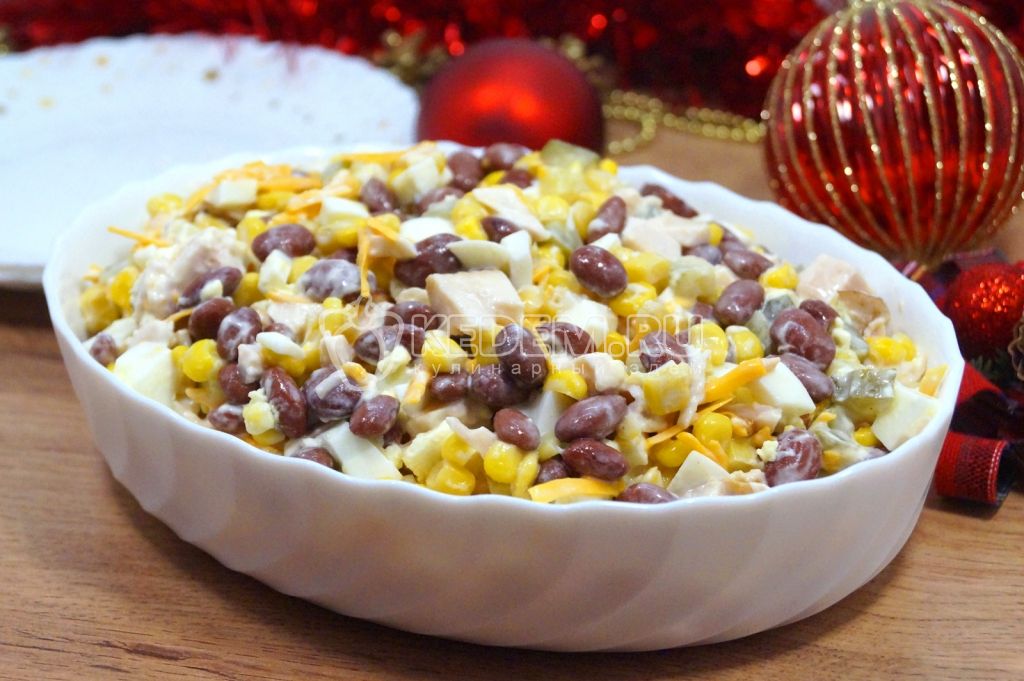 Новогодний салат с фасолью и копченым куриным филе Бобовый карнавал