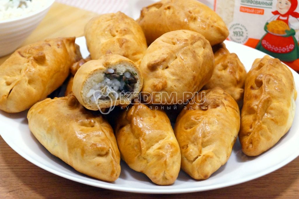 Печеные пирожки с рисом и грибами в духовке