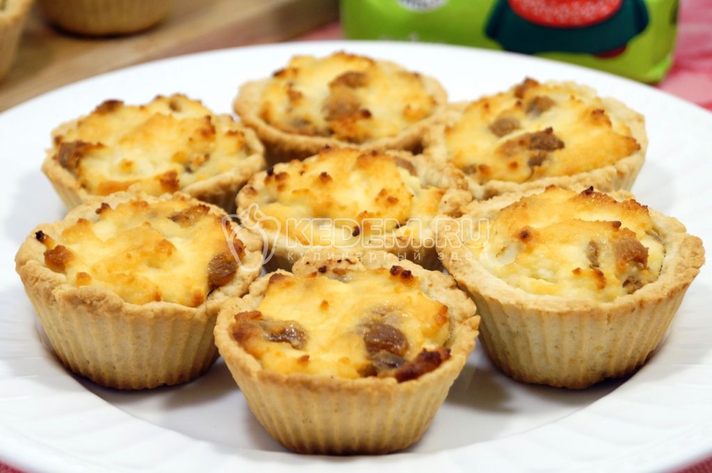 Песочные тарталетки с творогом и изюмом