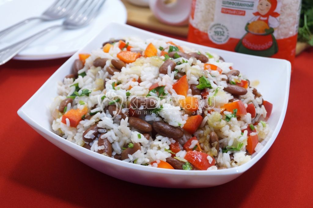Постный салат с рисом и фасолью