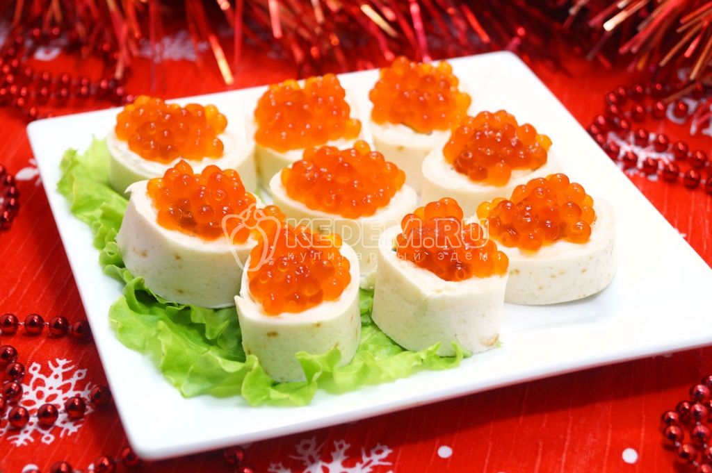Рулетики из лаваша с красной икрой