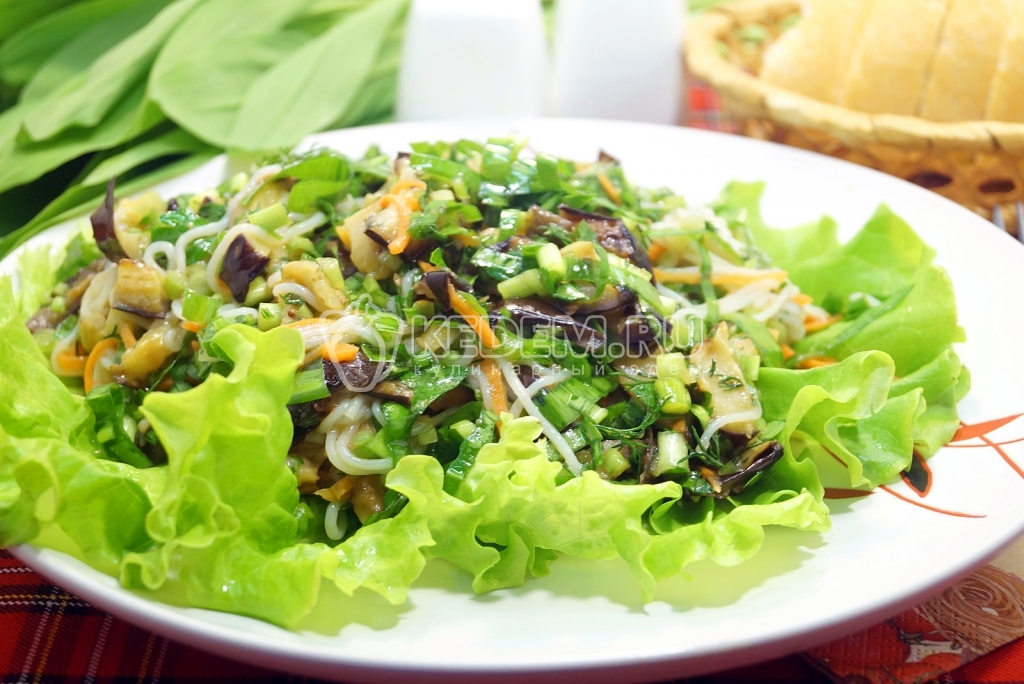 Салат с фунчозой и баклажанами «Бенджи»