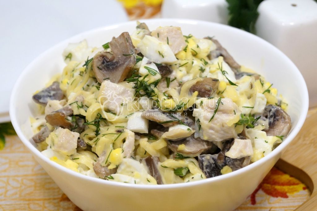 Салат с жареными шампиньонами, курицей и сыром