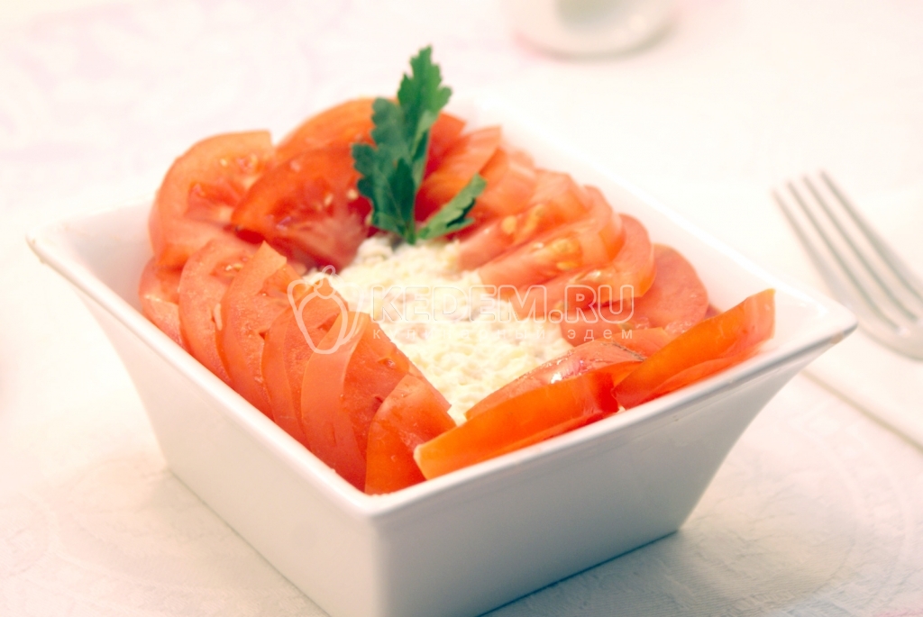 Салат с красной рыбой и сыром