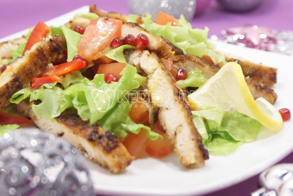 Салат с курицей и овощами