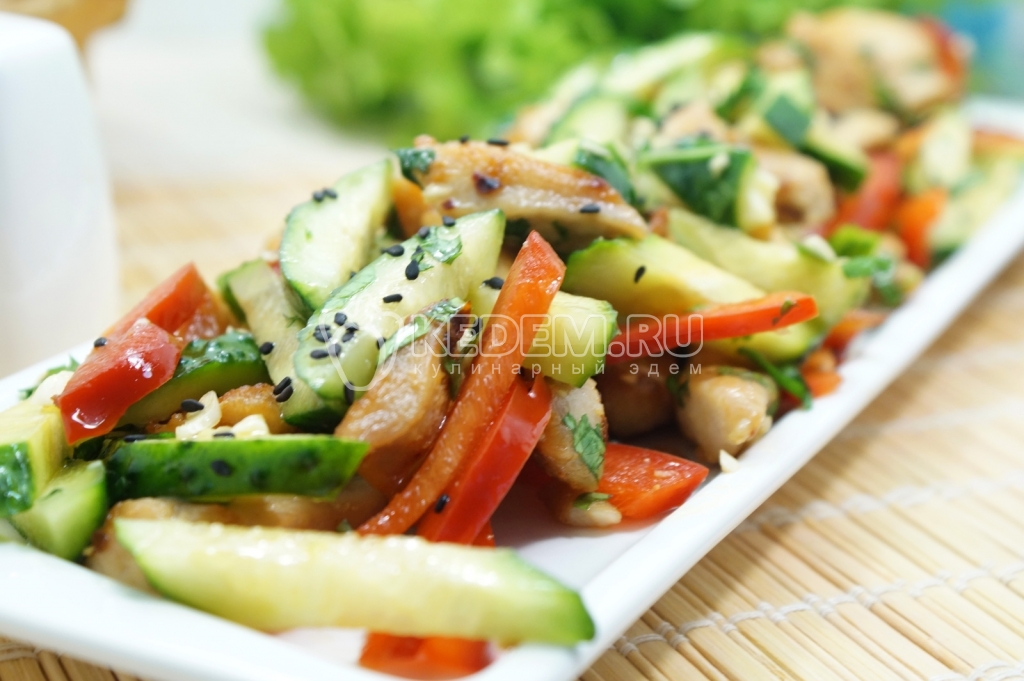 Салат с куриным филе и свежими овощами