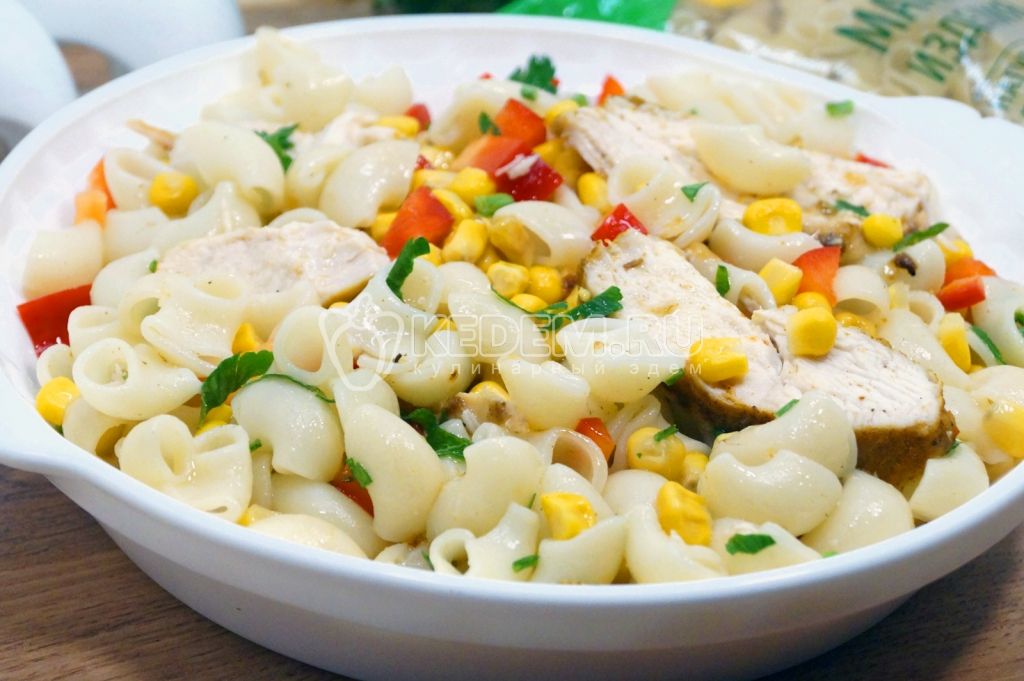 Салат с макаронами и курицей Акапулько