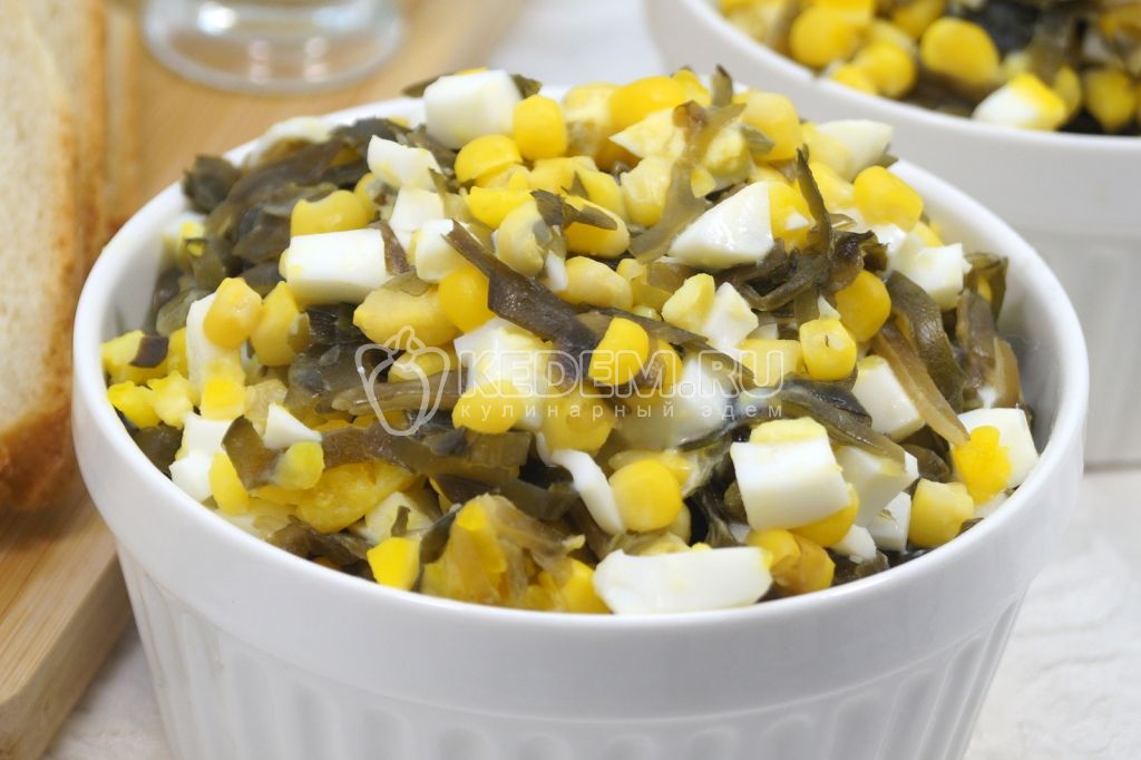 Салат с морской капустой, яйцом и кукурузой