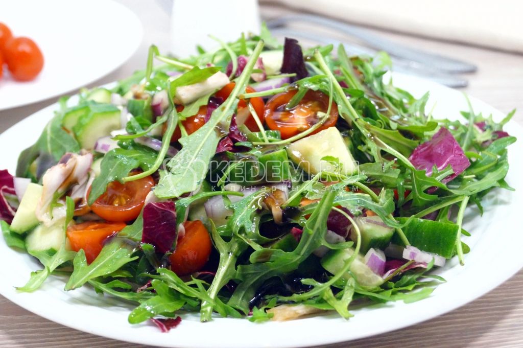 Салат с рукколой, помидорами черри и бальзамическим соусом