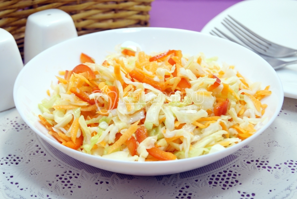 Салат свежей из капусты с морковью и уксусом