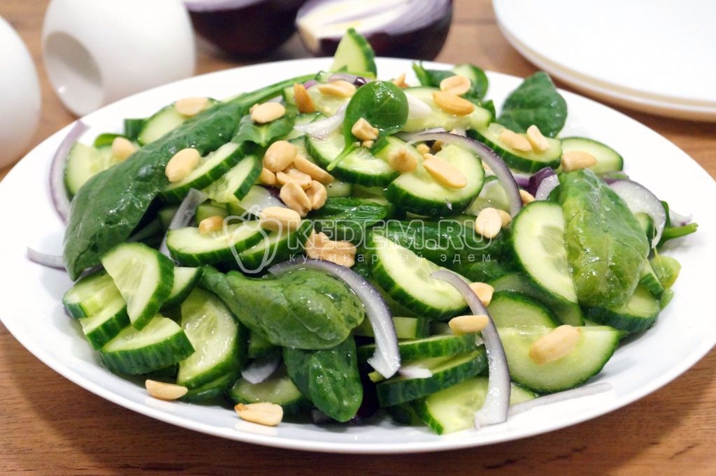 Салат Зеленый великан с огурцом и шпинатом