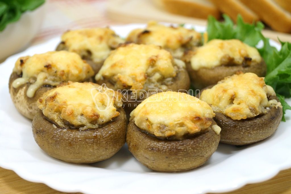 Шампиньоны в духовке с сыром и луком