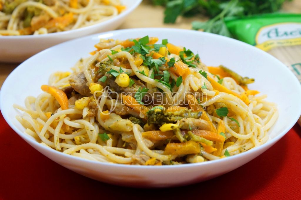 Спагетти с мясом и овощами