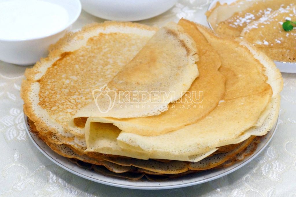 Тонкие блины на молоке и сухих дрожжах с дырочками