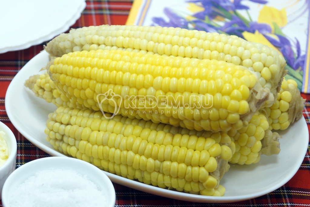 Вареная кукуруза со сливочным маслом