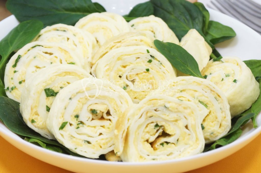 Яичный рулет с сыром в духовке