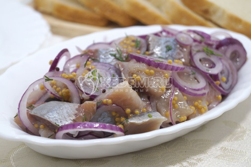 Закуска из сельди с луком и зернистой горчицей