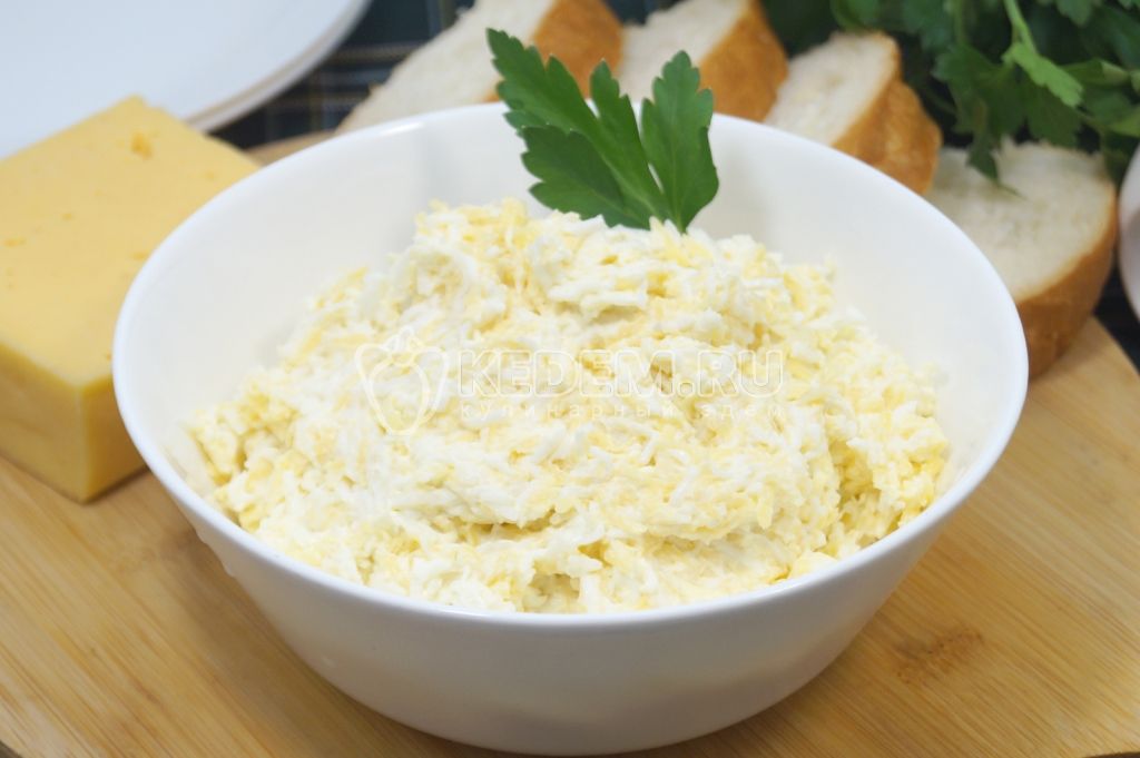 Закуска из сыра с чесноком и яйцом