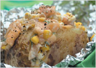 Картофель с лососем и кукурузой