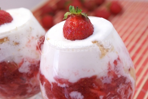 Рецепт Десерт из мороженого с клубникой и печеньем